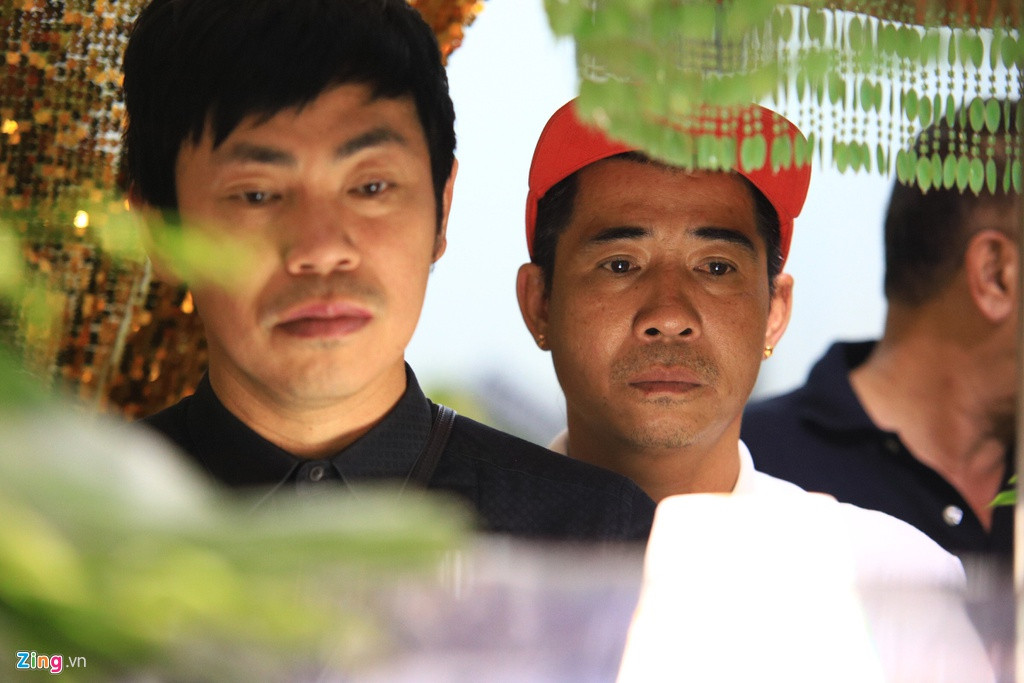 Càng về khuya, nghệ sĩ tới lễ tang càng đông. Theo ghi nhận của phóng viên Zing.vn, cứ mỗi lượt khách tới thắp hương cho chồng, bà Bích Trâm đều òa khóc trong đau đớn. Đạo diễn Nhật Trung và Hoài Tâm dành sự kính nể cho Chánh Tín. Cả hai vẫn còn bàng hoàng khi hay tin diễn viên Ván bài lật ngửa qua đời.