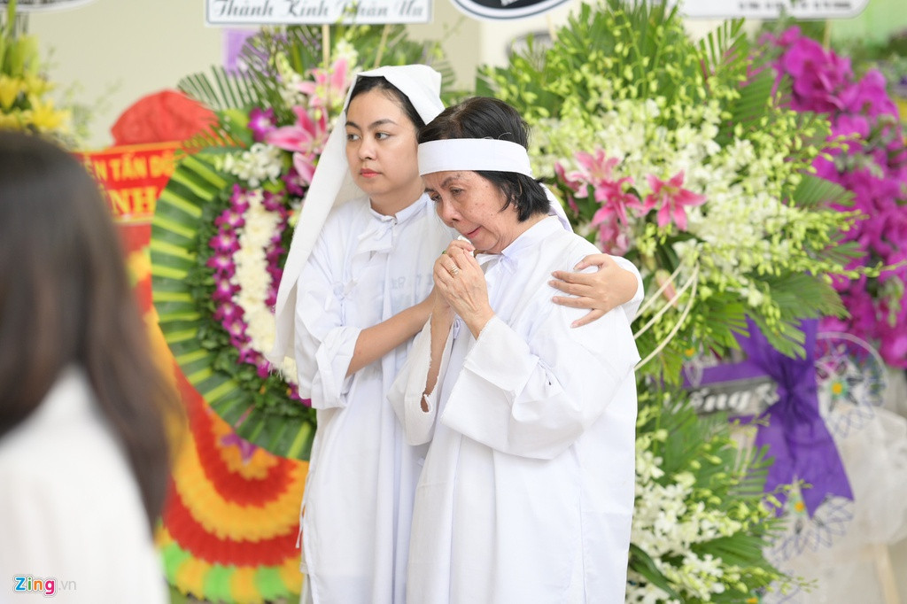 Những ngày qua, túc trực bên linh cữu Chánh Tín là vợ và con gái. Nam nghệ sĩ còn một người con trai cả hiện ở Canada. Chia sẻ với Zing.vn, bà Bích Trâm cho biết: "Con trai tôi đang làm thủ tục cho cả đứa cháu về đưa tang ông nội nên mất nhiều thời gian. Theo dự kiến, cả gia đình cháu sẽ có mặt tại Việt Nam vào khoảng 10h ngày 8/1. Trong khi đó, lễ di quan diễn ra vào lúc 6h sáng cùng ngày. Tôi rất lo con mình sẽ không kịp nhìn mặt cha lần cuối".