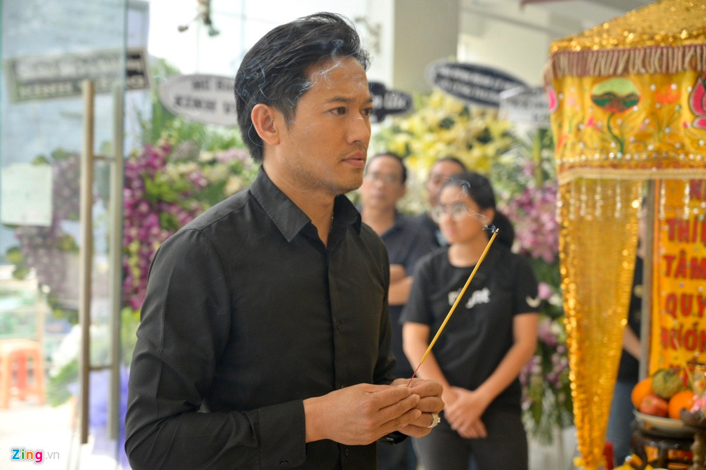 Quý Bình lặng lẽ đứng nhìn di ảnh Chánh Tín. Anh không giấu được nỗi buồn trên gương mặt. Trong mắt Quý Bình, diễn viên Ván bài lật ngửa là hình mẫu nghệ sĩ sống hết mình cho nghệ thuật, khiến nhiều thế hệ đàn em phải học tập, noi gương.