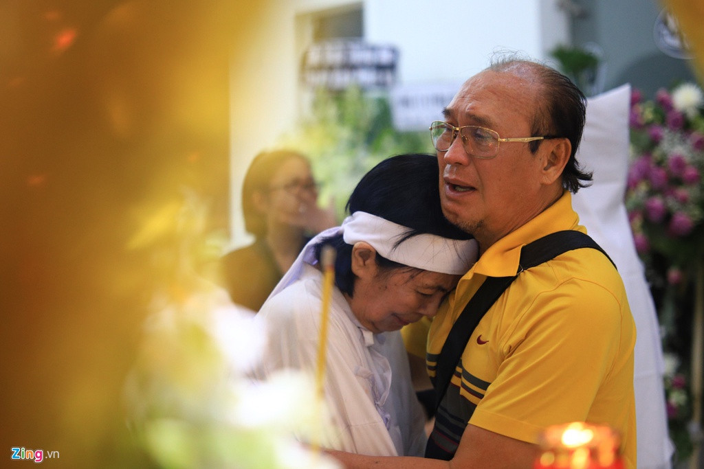 Nhiều người xót xa trước khoảnh khắc bà Bích Trâm ôm chầm lấy Duy Phương, òa khóc đau đớn. Tại lễ tang, các nghệ sĩ liên tục động viên người vợ hiền của nghệ sĩ Chánh Tín, và mong bà mau chóng vực dậy tinh thần sau nỗi mất mát khôn nguôi.