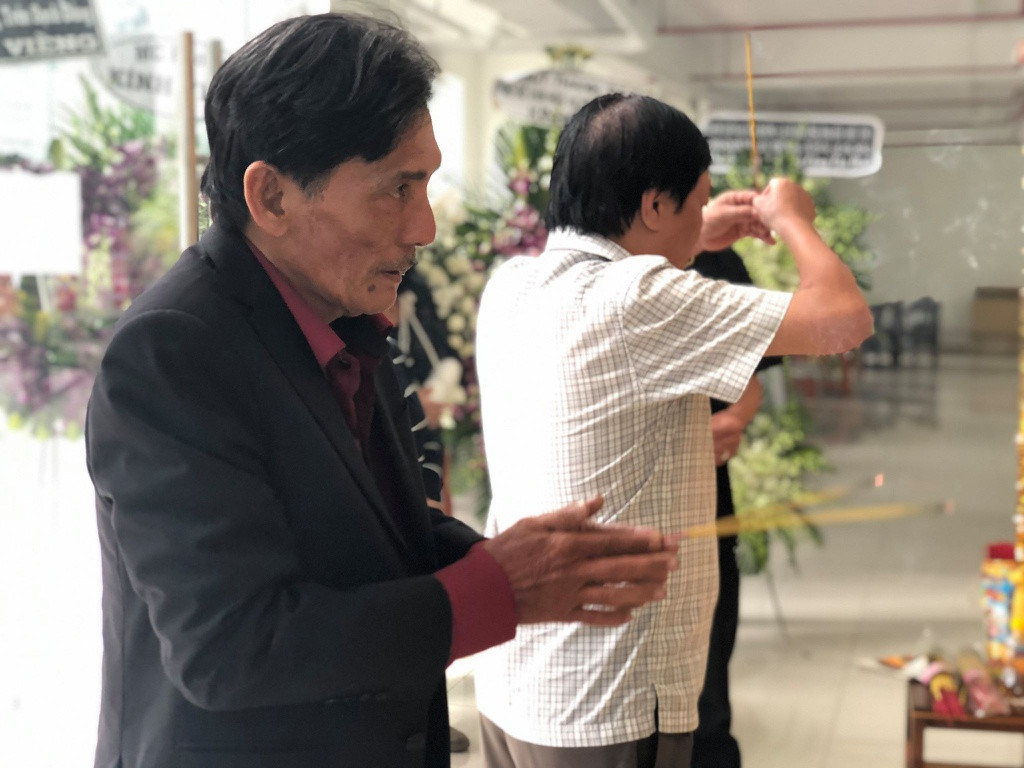 Thương Tín bàng hoàng khi hay tin, vì ông mới còn gặp Chánh Tín tại một bữa tiệc. Cả hai đã ôn lại kỷ niệm khi tham gia Ván bài lật ngửa cách đây 38 năm. Tại lễ tang, Thương Tín cố nén nước mắt trong lúc đốt nén hương đưa tiễn người đồng nghiệp về nơi chín suối.