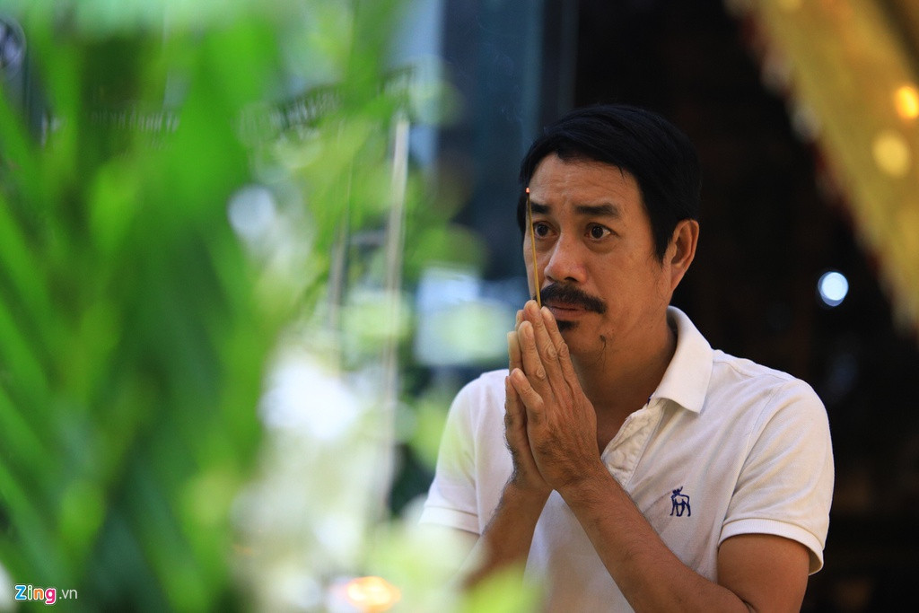 Đến viếng tài tử Ván bài lật ngửa vào buổi chiều muộn, Hữu Thạch lặng người, buồn bã. Trước đó, khi hay tin Chánh Tín qua đời, nhiều nghệ sĩ như Quyền Linh, Diễm My, Ngô Thanh Vân... đều bàng hoàng, không tin vào sự thật.