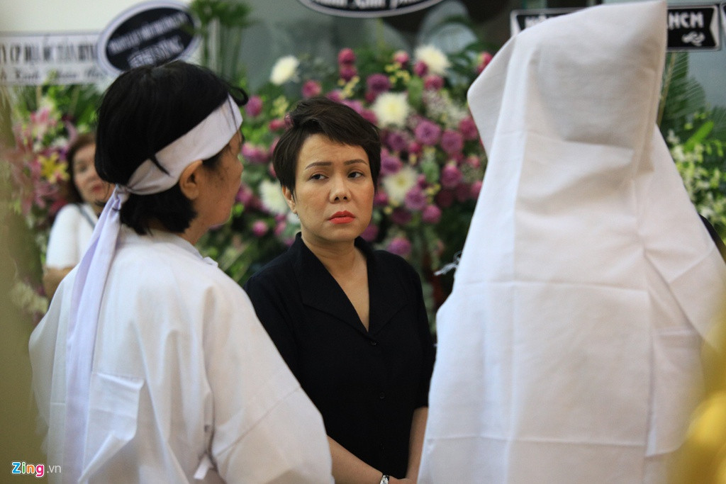 Việt Hương lộ vẻ mặt mệt mỏi, buồn bã vì bận rộn cả ngày. Cô trầm tư khi lắng nghe chia sẻ của vợ Chánh Tín. Trước linh cữu cố nghệ sĩ, Việt Hương không giấu nổi sự xúc động.