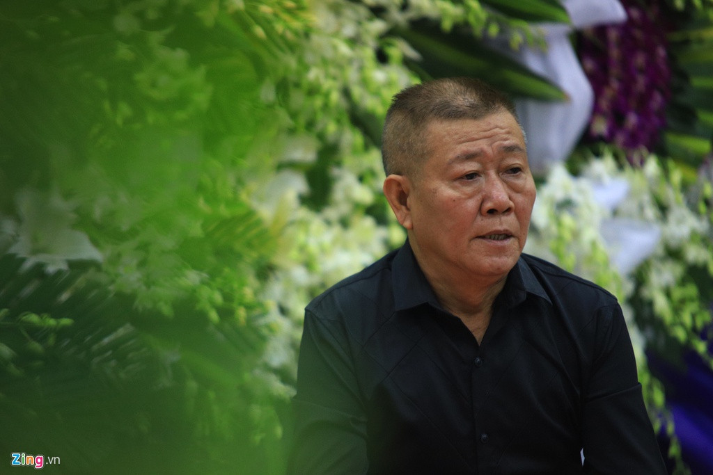 Nghệ sĩ Vũ Thanh đến chia buồn cùng gia quyến. Đối với đồng nghiệp, ngôi sao Ván bài lật ngửa luôn thân thiện, vui vẻ và mang lại nhiều tiếng cười qua mỗi lần xuất hiện.