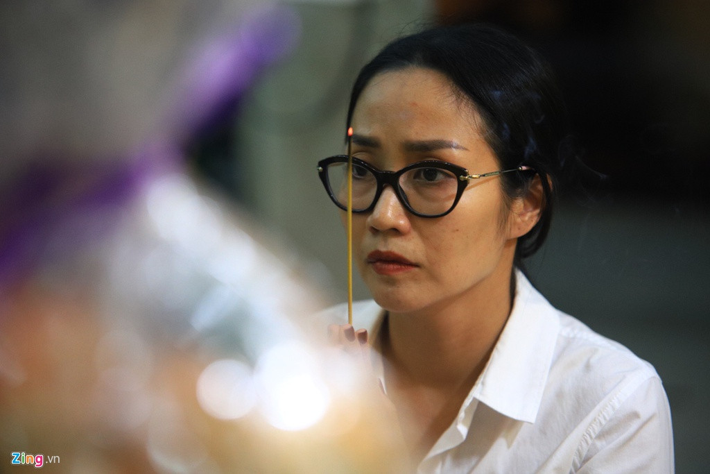 Vợ chồng diễn viên Ốc Thanh Vân tới khá muộn. Thời gian này, nhiều nghệ sĩ phải làm việc xuyên suốt để chuẩn bị sản phẩm cho Tết Nguyên đán, nên đến tối khuya mới có thể sắp xếp thời gian đến viếng nghệ sĩ Chánh Tín.