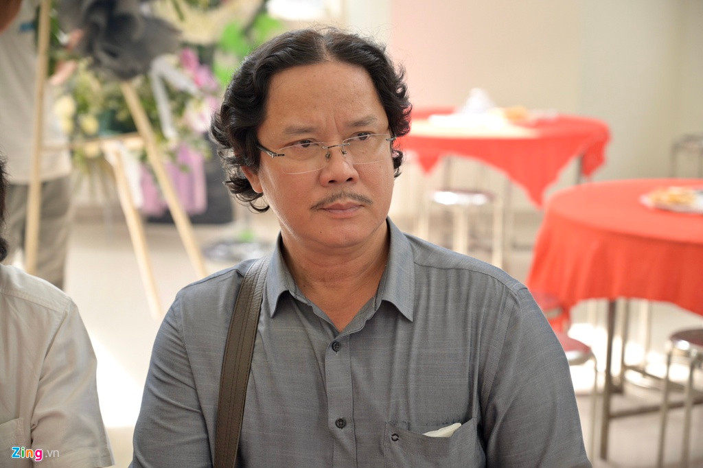 Trong dàn nghệ sĩ đến viếng Chánh Tín hôm nay còn có diễn viên Công Hậu. Sau khi thắp hương, anh ngồi một góc, lặng lẽ nhìn di ảnh nam nghệ sĩ.