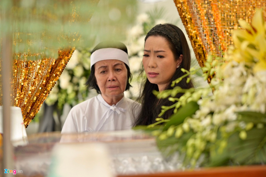 Á hậu ôm chặt, động viên vợ Chánh Tín nhanh chóng vượt qua biến cố. Mỗi lượt khách đến viếng chồng, bà Bích Trâm đều xúc động bật khóc.