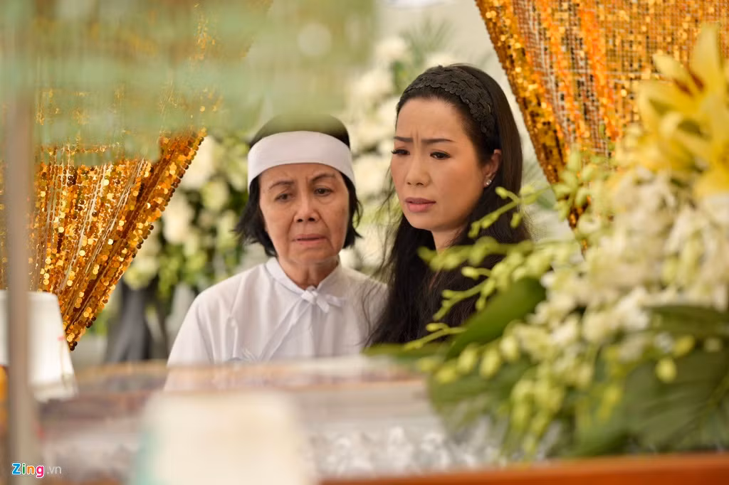 Á hậu ôm chặt, động viên vợ Chánh Tín nhanh chóng vượt qua biến cố. Mỗi lượt khách đến viếng chồng, bà Bích Trâm đều xúc động bật khóc.