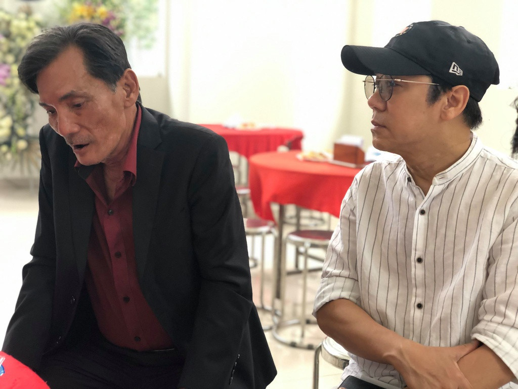 Thương Tín và Thành Lộc chia sẻ nỗi đau với gia đình Chánh Tín. Ở thập niên 1980, bộ đôi Thương Tín - Chánh Tín cùng gặt hái rất nhiều thành công sau Ván bài lật ngửa. Cũng từ bộ phim, họ trở thành bạn bè, chia sẻ chuyện buồn vui trong cuộc sống. Khi Chánh Tín mở quán nhậu, Thương Tín cũng đến ủng hộ bạn mình.