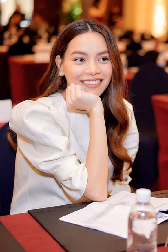 Hà Hồ diện trang phục nhẹ nhàng khoe nhan sắc mặn mà nhưng lại đi giày khá cao khiến ai cũng lo lắng.