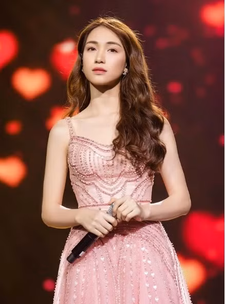 Hoa Minzy keu goi fan chia se tim chau be mat tich tai Bac Ninh-Hinh-2