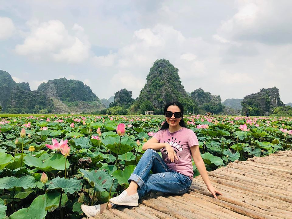 Trọng Tấn đã từng nói về vợ mình rất tự hào rằng: “Vợ tôi cũng là người phụ nữ đáng cho nhiều người mơ ước. Cô ấy đẹp, có hai bằng đại học, hơn nữa lại hết lòng vì chồng con. Một người đàn ông còn cần gì hơn thế”.