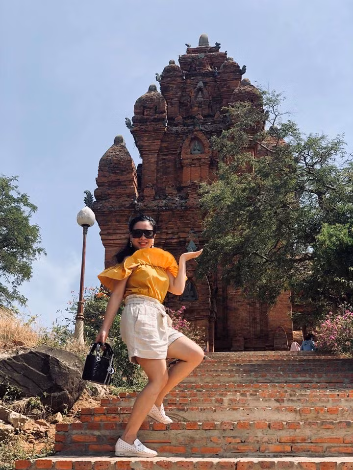 Không chỉ sở hữu khuôn mặt trẻ hơn so với tuổi, vợ ca sĩ Trọng Tấn còn có làn da trắng hồng và thân hình săn chắc dù đã trải qua hai lần sinh nở. Chị thường xuyên có hình ảnh rất nhí nhảnh trên trang cá nhân.