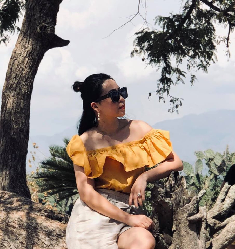 Trọng Tấn từng chia sẻ về vợ rằng, bà xã giúp anh có hình ảnh trẻ trung hơn, không chỉ đóng bộ với vest, áo dài.