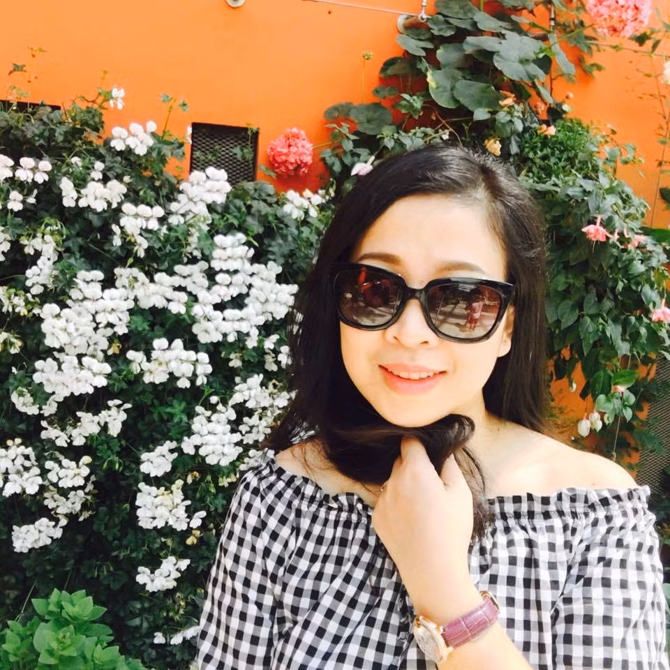 Nhan sắc xinh đẹp, trẻ trung của bà xã Trọng Tấn.