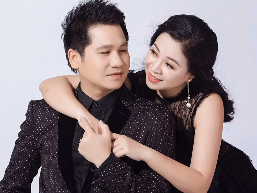 Thế nhưng, ở giai đoạn này, khi có hai con, ngày ngày cận kề, mọi thứ trở nên khác biệt nhưng Trọng Tấn vẫn dành thời gian bày tỏ sự lãng mạn của mình theo cách khác dành cho vợ.