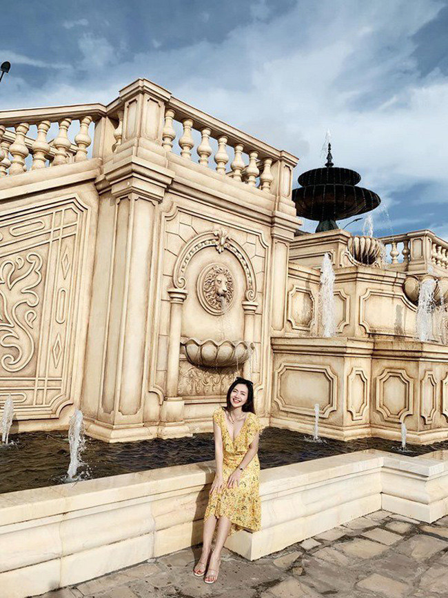 Bên cạnh công việc MC, cô gái sinh năm 1994 còn là chuyên viên ngân hàng.