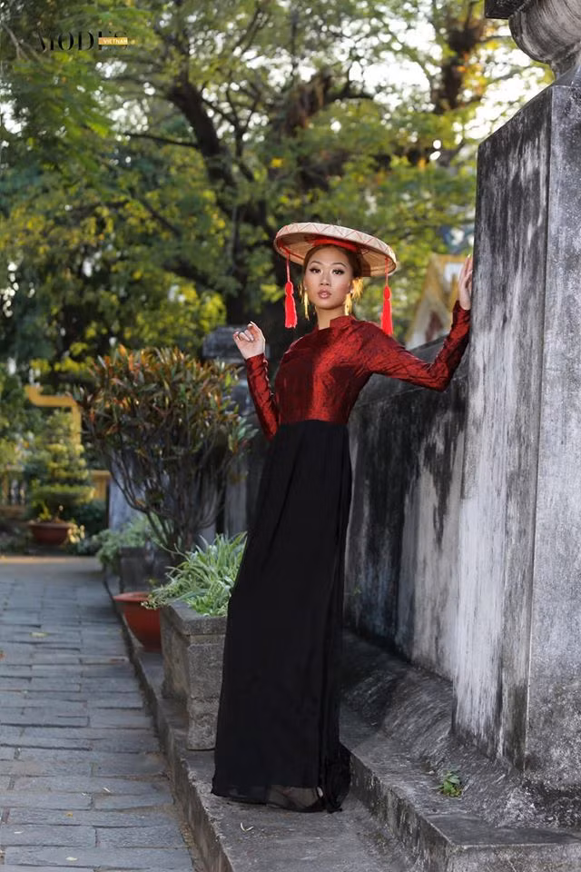 Mỹ nhân này từng tham gia nhiều cuộc thi và giành chiến thắng như Miss Vietnam Global - Hoa hậu Việt Nam Toàn cầu 2017, Miss International Beauty - Hoa hậu Sắc đẹp Quốc tế 2018.