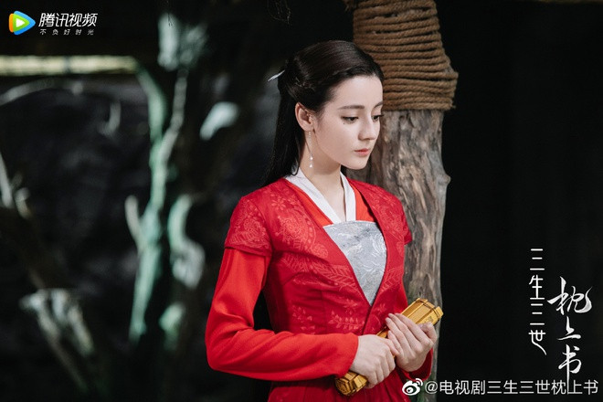 Tam sinh tam thế: Chẩm thượng thư là dự án tái xuất màn ảnh nhỏ của Địch Lệ Nhiệt Ba sau 2 năm vắng bóng. Ban đầu, phim được kỳ vọng sẽ là tác phẩm kéo lại tên tuổi của mỹ nhân Tân Cương sau lùm xùm nhận giải Thị Hậu ở giải thưởng Kim Ưng. Song, vào thời điểm mới ra mắt, Chẩm thượng thư nhận nhiều lời chê bai của khán giả, từ diễn xuất cho tới phục trang, kịch bản.