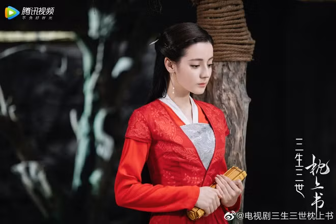 Tam sinh tam thế: Chẩm thượng thư là dự án tái xuất màn ảnh nhỏ của Địch Lệ Nhiệt Ba sau 2 năm vắng bóng. Ban đầu, phim được kỳ vọng sẽ là tác phẩm kéo lại tên tuổi của mỹ nhân Tân Cương sau lùm xùm nhận giải Thị Hậu ở giải thưởng Kim Ưng. Song, vào thời điểm mới ra mắt, Chẩm thượng thư nhận nhiều lời chê bai của khán giả, từ diễn xuất cho tới phục trang, kịch bản.