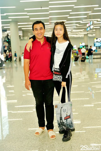 Nhiều người bất ngờ khi vì cô bé đã cao gần bằng bố khi cùng đứng chung trong một khung ảnh. Bạn bè, người thân còn khuyên Quyền Linh nên cho con gái thử sức với các cuộc thi nhan sắc.