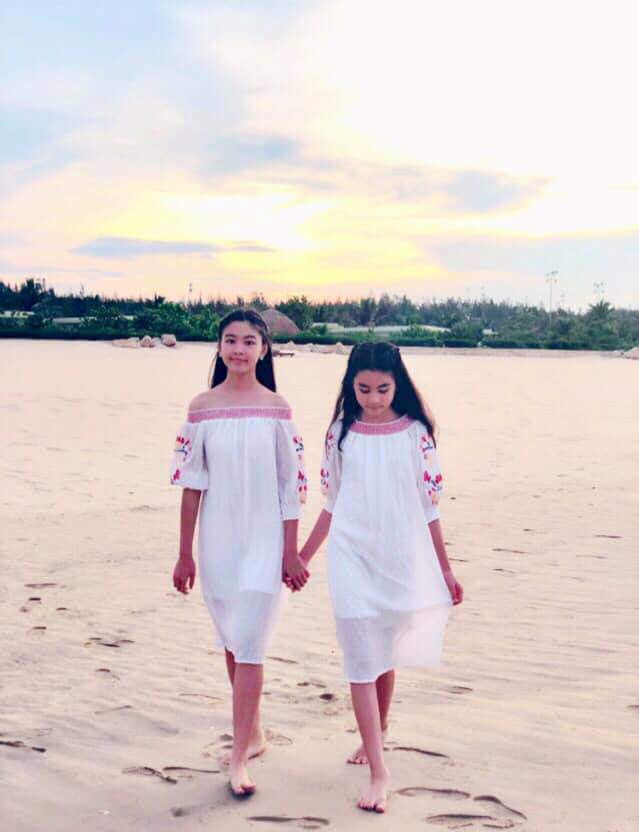 Trong các chuyến đi chơi, 2 chị em thường mặc đồ đôi. Vì là em út nên trong gia đình, Hạt Dẻ luôn được bố mẹ và chị Lọ Lem cưng chiều.