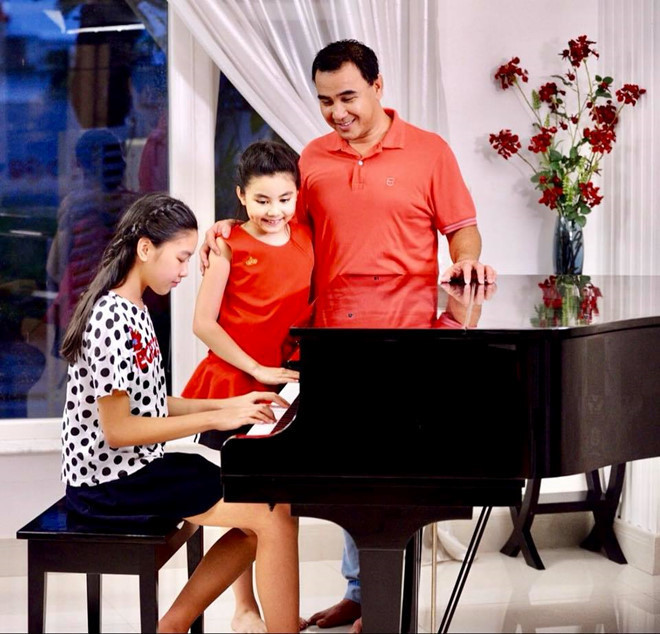 Ngoài được yêu thích bởi nhan sắc xinh đẹp, hai cô con gái của Quyền Linh còn được khen vì có nhiều tài lẻ. Trong trường, hai cô bé thường làm MC, diễn kịch, đàn hát cùng các bạn vào mỗi dịp văn nghệ.