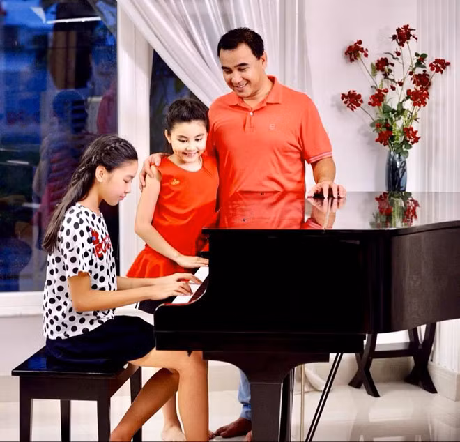 Ngoài được yêu thích bởi nhan sắc xinh đẹp, hai cô con gái của Quyền Linh còn được khen vì có nhiều tài lẻ. Trong trường, hai cô bé thường làm MC, diễn kịch, đàn hát cùng các bạn vào mỗi dịp văn nghệ.