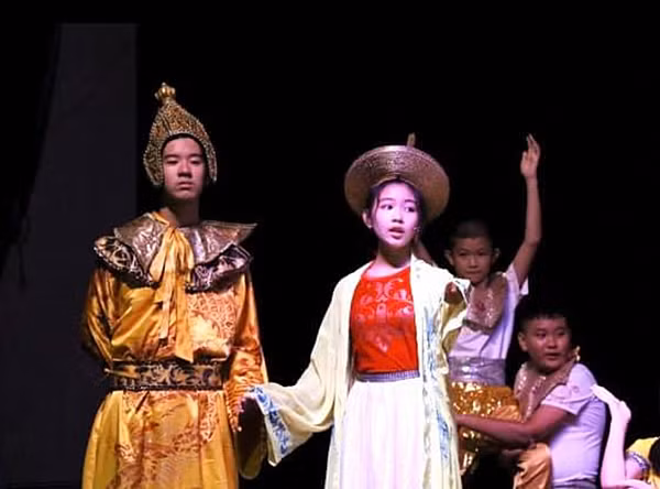 Vào dịp Tết Nguyên đán vừa qua, bà xã Quyền Linh tự hào khoe clip con gái diễn kịch mừng xuân tại trường. Đoạn clip nhanh chóng thu hút sự chú ý của cộng đồng mạng vì nhan sắc và khả năng diễn xuất của Lọ Lem.