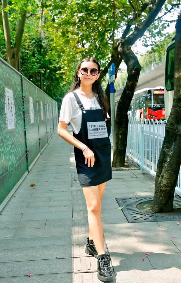 Bé lớn được Quyền Linh gọi là Lọ Lem, tên thật là Mai Thảo Linh. Dù chỉ mới 14 tuổi nhưng cô bé đã cao 1,7m.