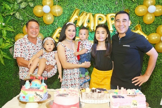 Quyền Linh thường đưa Hạt Dẻ đi dự các buổi tiệc sinh nhật thân mật cùng bạn bè. Cô bé được nhận xét là có nhiều đường nét giống bố bởi khuôn mặt hiền hậu và đôi lông mày rậm rạp đặc trưng.