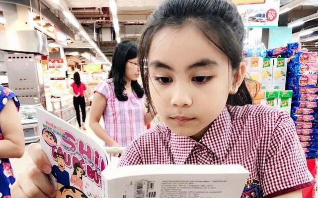 Ngoài thành tích học tập tốt, Hạt Dẻ cũng có nhiều tài lẻ. Ở trường, cô bé hay diễn kịch, làm MC cùng chị cả.