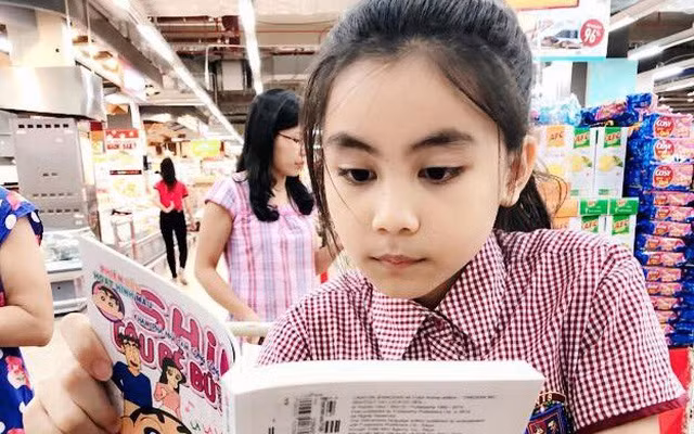 Ngoài thành tích học tập tốt, Hạt Dẻ cũng có nhiều tài lẻ. Ở trường, cô bé hay diễn kịch, làm MC cùng chị cả.