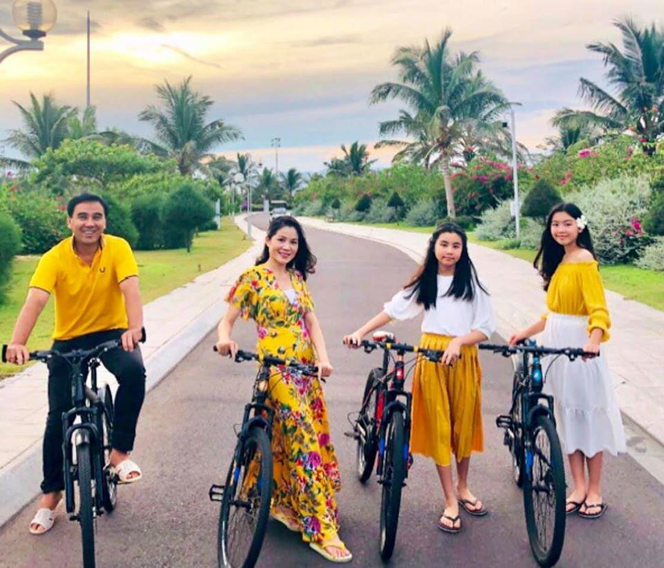 Gia đình MC 'Vượt lên chính mình' thường diện đồ cùng tông và có những hoạt động gắn kết trong mỗi chuyến đi. Nhiều khán giả bình luận ao ước có được một gia đình hạnh phúc như anh.