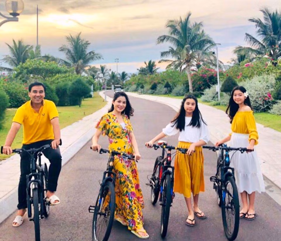 Gia đình MC 'Vượt lên chính mình' thường diện đồ cùng tông và có những hoạt động gắn kết trong mỗi chuyến đi. Nhiều khán giả bình luận ao ước có được một gia đình hạnh phúc như anh.