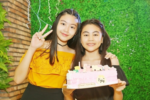 Cách nhau 3 tuổi nhưng hai cô con gái Quyền Linh hiện tại đã gần bằng nhau. Lọ Lem và Hạt Dẻ thường thân thiết, quan tâm nhau và vâng lời bố mẹ.