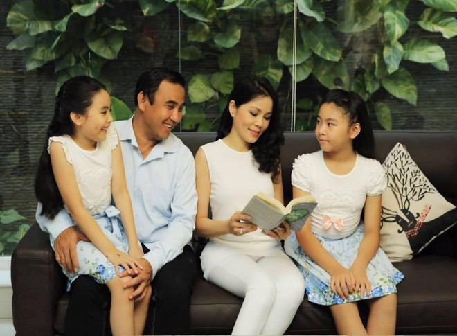 Vợ chồng nam MC thường xuyên đăng tải những khoảnh khắc đáng yêu, vui vẻ của gia đình lên mạng xã hội. Dù bận rộn với công việc nhưng anh và vợ vẫn thường xuyên đưa các con đi chơi.