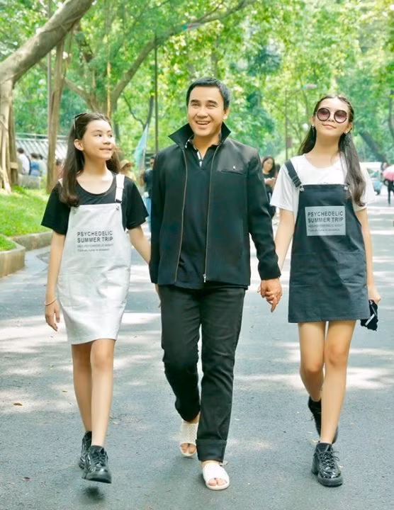 Thông qua hình ảnh được MC Quyền Linh chia sẻ, nhiều người khen ngợi nhan sắc xinh đẹp và chiều cao vượt trội của hai cô con gái anh. Dù không sử dụng mạng xã hội nhưng hai cô bé vẫn thường xuyên gây sốt cộng đồng mạng.