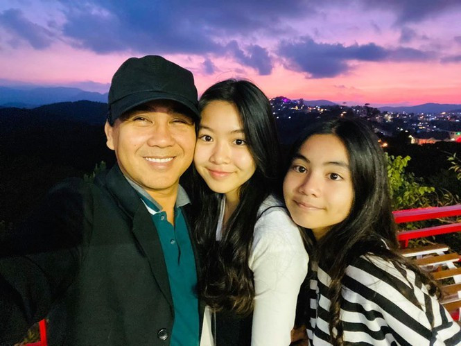 Trước lời khuyên nên cho con tham gia các cuộc thi nhan sắc, MC Quyền Linh chia sẻ anh sẽ hết mình ủng hộ nếu con đủ năng lực và đam mê. Anh không định hướng các con đi theo con đường nghệ thuật bởi anh đã biết được những khó khăn, chông gai trong lĩnh vực này.