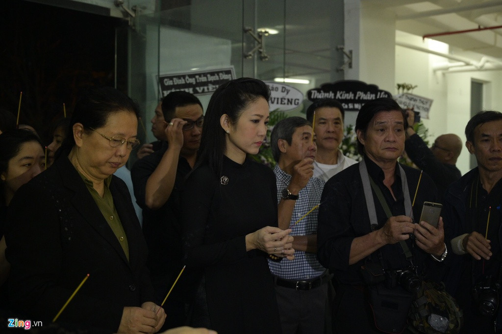 NSƯT Thanh Thúy và các nghệ sĩ thắp hương, tiễn biệt cố nghệ Chánh Tín lần cuối. Nhiều ngày qua, Phó giám đốc Sở Văn hóa và Thể Thao TP.HCM đã có mặt tại lễ tang để cùng gia đình lo liệu cho hậu sự của nam diễn viên Ván bài lật ngửa.