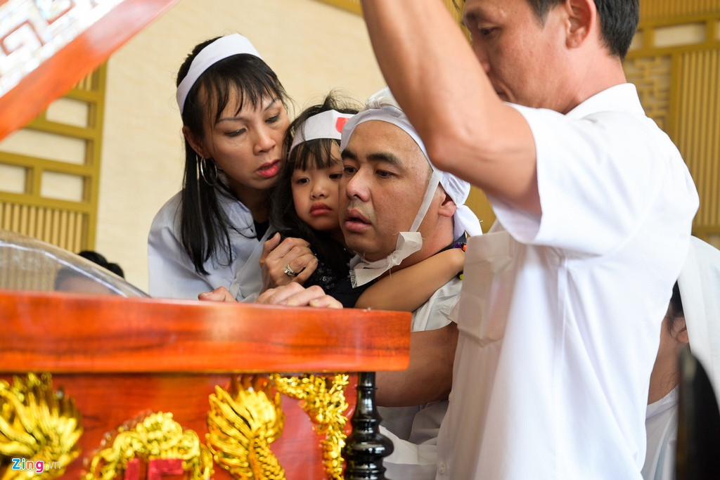 Sau khi làm lễ cúng, vợ chồng con trai Chánh Tín nhìn mặt cha lần cuối. Anh không nén được xúc động, chấp tay cầu nguyện cho ba. Gương mặt anh thất thần, buồn bã. Khoảng 12h, thi thể của cố nghệ sĩ được đưa vào trong để hỏa táng.