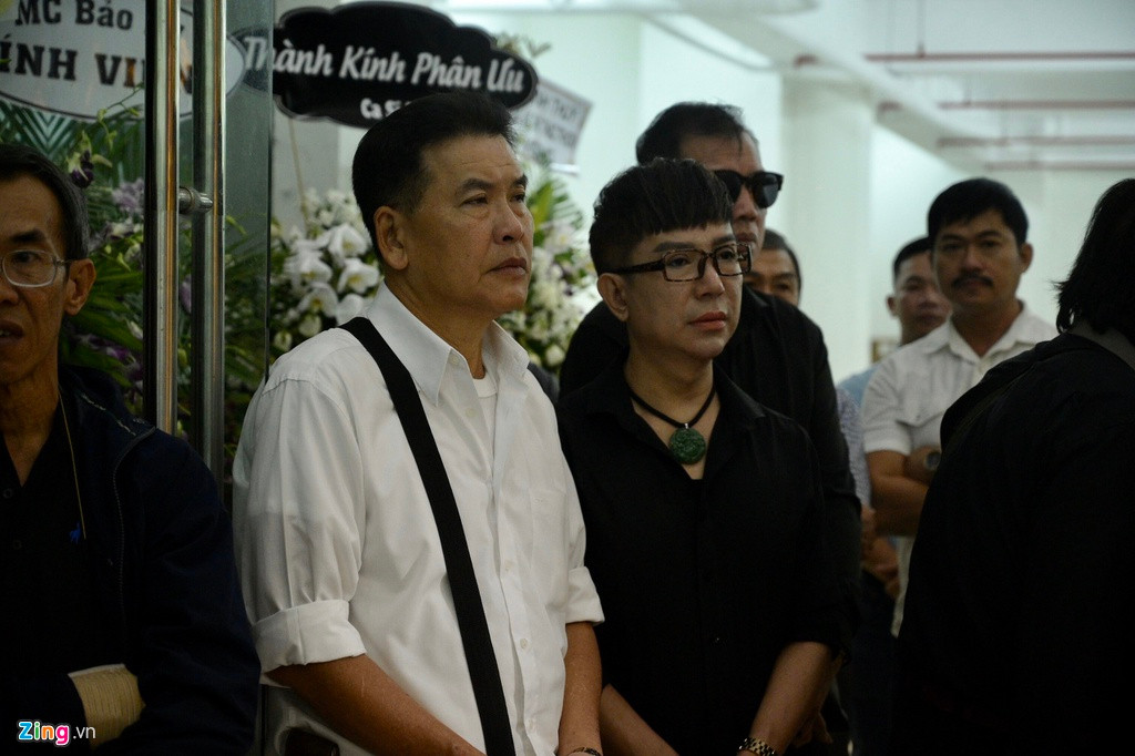 Tại lễ đưa tang sáng 8/1, Hữu Nghĩa chia sẻ: “Tôi biết sức khỏe của anh Tín thời gian qua yếu hơn nhưng không ngờ anh ra đi sớm quá. Sáng nay, tôi đến đây để tiễn anh đoạn đường cuối. Mong chị Trâm và các con sớm vượt qua nỗi đau này". Hữu Nghĩa và Long Nhật đã cùng gia đình đưa cố nghệ sĩ Chánh Tín đến nghĩa trang Đa Phước để làm lễ hỏa táng.