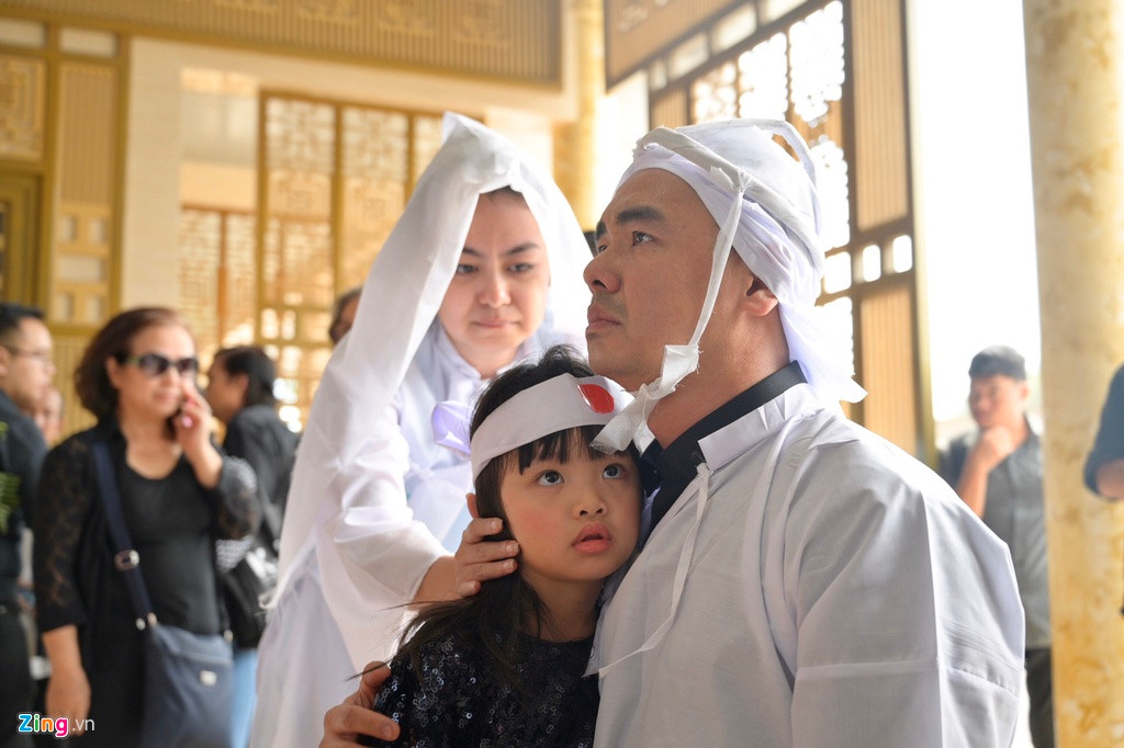 Trước đó, vì gặp trục trặc visa nên đến ngày hỏa táng cha, Minh Thức mới có mặt ở Việt Nam. 7 năm qua, anh sang Canada định cư. Lần trở về quê hương này cũng chính là lần cuối anh được nhìn thấy cha mình.