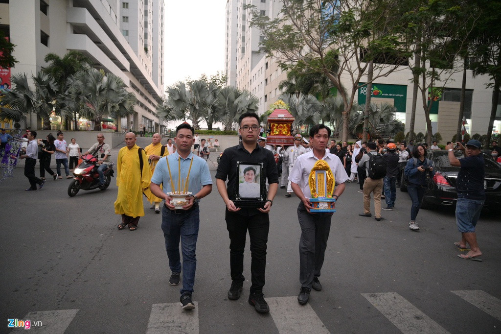 Vì con trai của nghệ sĩ Chánh Tín chưa về kịp nên người cháu họ cầm di ảnh ông, dẫn đầu đoàn đưa tang. Theo chia sẻ từ phía người thân, gia đình sẽ chờ anh Nguyễn Chánh Minh Thức - con trai cả của Chánh Tín - tại nghĩa trang Đa Phước, để nhìn mặt cha lần cuối.