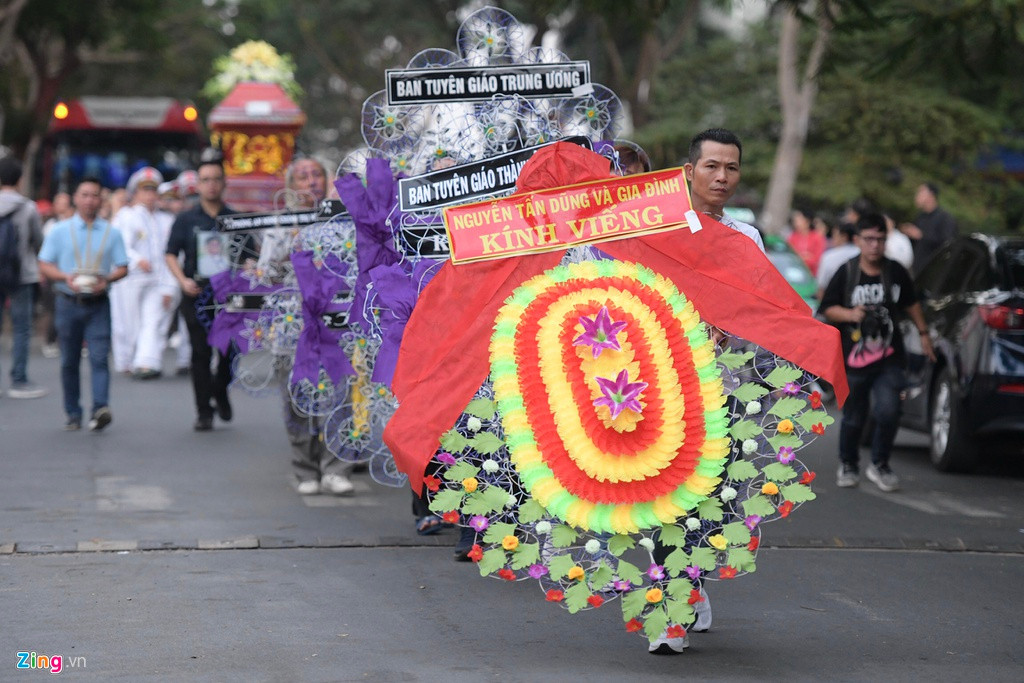 Lễ di quan diễn ra vào khoảng 6h30 sáng cùng ngày, lễ hỏa táng sẽ được tổ chức tại nghĩa trang Đa Phước (TP.HCM).