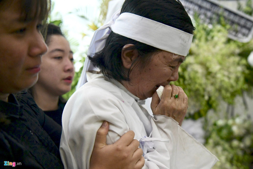 Vợ chồng nghệ sĩ Chánh Tín gắn bó với nhau 46 năm qua và có chung hai người con. Đạo diễn Lê Cung Bắc tiết lộ cố nghệ sĩ là người thương yêu vợ con nhưng hiếm khi thể hiện bằng lời. Còn bà Bích Trâm là người phụ nữ hy sinh hết lòng vì gia đình.