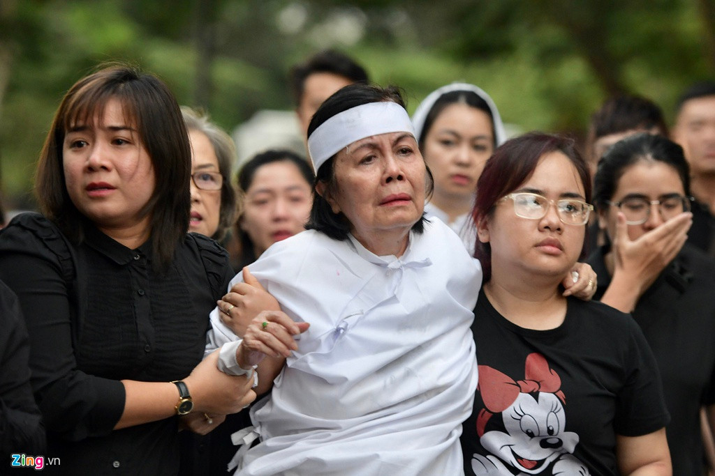 Chia sẻ với Zing.vn, bà Bích Trâm cho biết vợ chồng con trai cả định cư ở Canada 7 năm nay. Hàng tháng, anh Nguyễn Chánh Minh Thức vẫn gửi tiền đều đặn về cho cha mẹ để đỡ đần. “Ở Việt Nam, vợ chồng con trai khó có con nên quyết định sang Canada. Hiện, hai vợ chồng cháu đã có một bé gái. Hàng ngày, con trai tôi vẫn gọi điện về để cả nhà nói chuyện với nhau. 7 năm rồi hai cha con chưa gặp mặt nhau ngoài đời. Ai ngờ, lần gặp này là lần cuối cùng. Đau đớn quá”, bà chia sẻ.