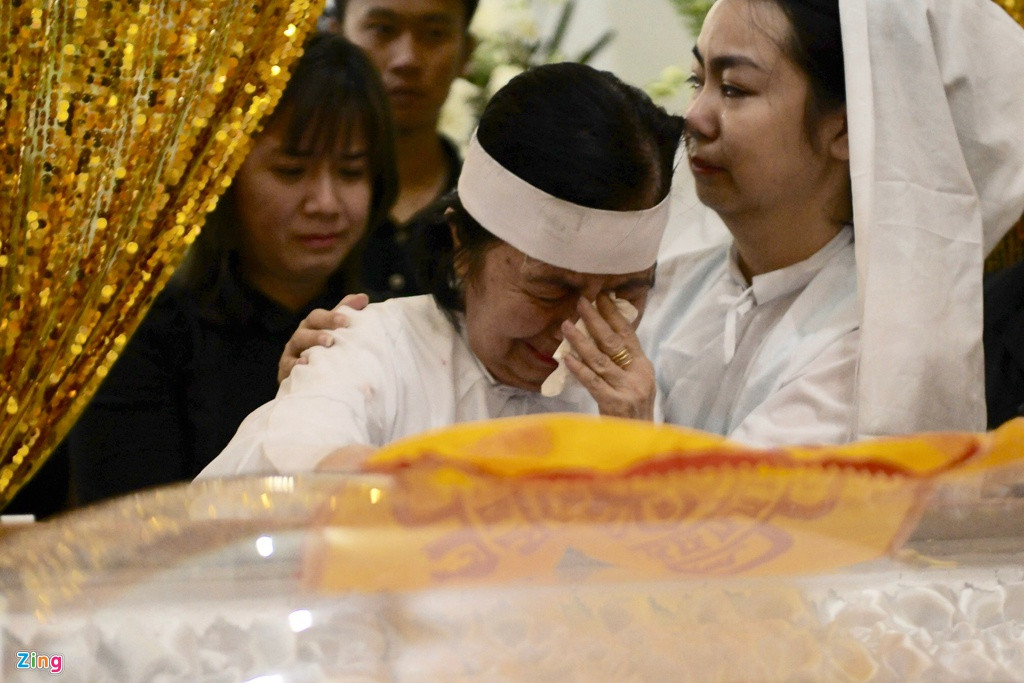 Sáng 8/1, gia đình, người thân và đồng nghiệp đã có mặt tại nhà riêng của cố nghệ sĩ Chánh Tín để làm lễ tiễn đưa ông về nơi an nghỉ cuối cùng. Vợ và con gái khóc nghẹn bên linh cữu của nam diễn viên. Con trai Chánh Tín vẫn đang trên đường trở về Việt Nam.