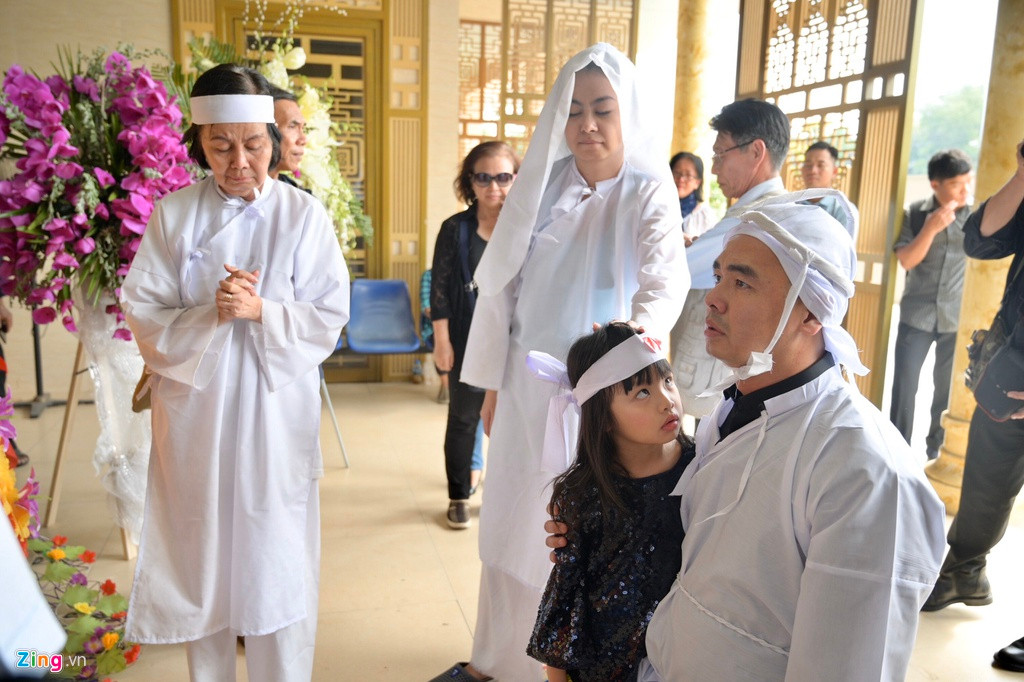 Con trai cả Chánh Tín - Nguyễn Chánh Minh Thức, về lúc 11h30. Trước di ảnh cha, anh ôm mẹ òa khóc lớn. Trong khoảnh khắc đó, mọi người đều xúc động và khóc theo. Bên cạnh Minh Thức là con gái anh, cháu gái của cố NSƯT.