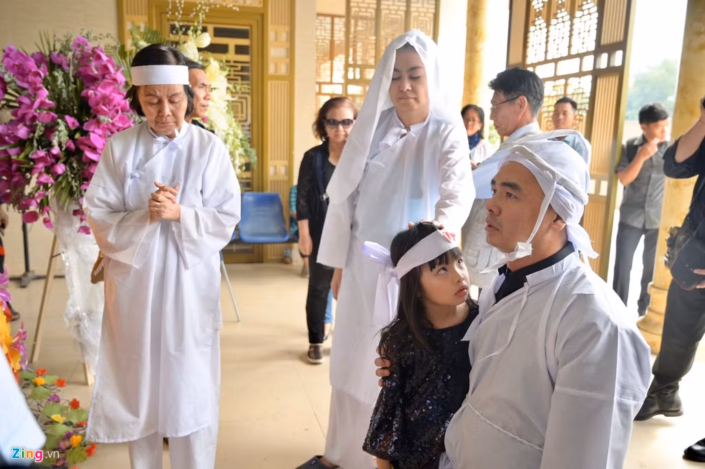 Con trai cả Chánh Tín - Nguyễn Chánh Minh Thức, về lúc 11h30. Trước di ảnh cha, anh ôm mẹ òa khóc lớn. Trong khoảnh khắc đó, mọi người đều xúc động và khóc theo. Bên cạnh Minh Thức là con gái anh, cháu gái của cố NSƯT.